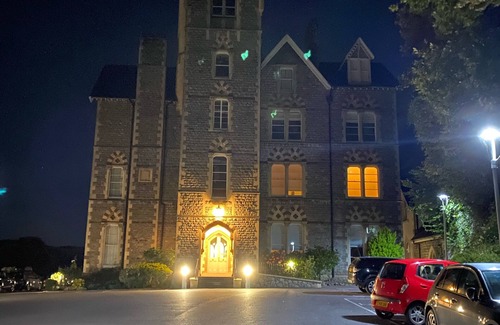 Mumbles Apartment | Beautiful spacious apartment 100m from the beach