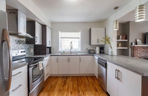 Bedford Apartment | Beautiful & Spacious Apt, AC