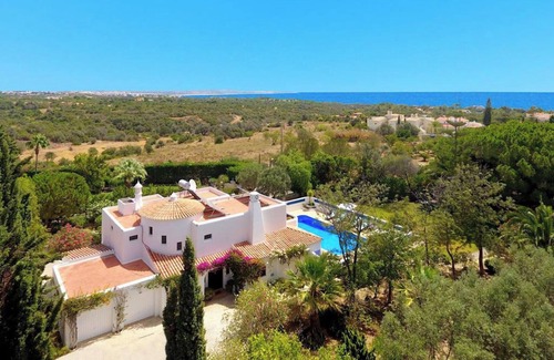 Lagoa e Carvoeiro Villa | Beautiful Spacious, Villa With Large Salt Water Pool Near To Praia Marinha Beach