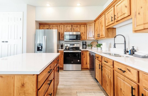 Providence House | Beautiful, Sparkling Clean 3 BR, 2.5 BA Townhome!