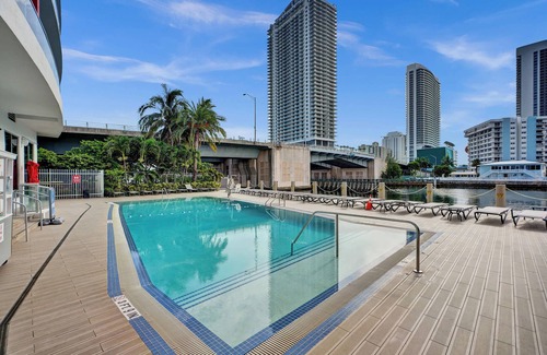 Hallandale Beach Apartment | Beautiful Studio with Canal and Ocean view 1709