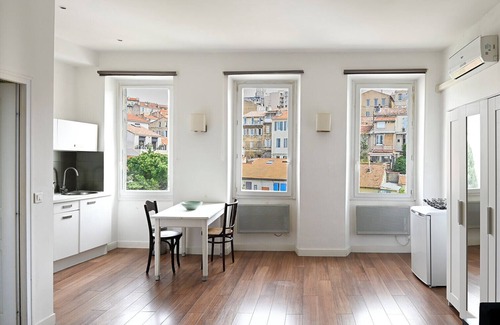 Saint-Lambert Apartment | Beautiful studio close to the beach