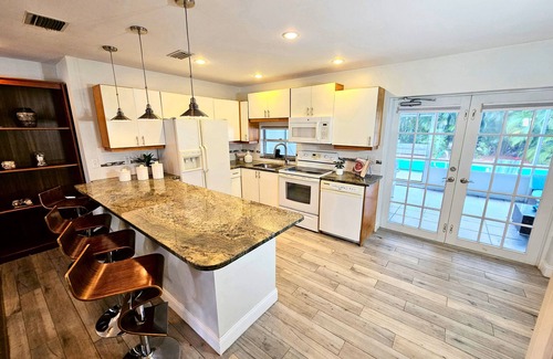 North Palm Beach House | Beautiful Suite with HEATED Pool. Minutes to Beach, Stadium, PGA