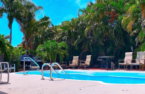 North Palm Beach House | Beautiful Suite with HEATED Pool. Minutes to Beach, Stadium, PGA