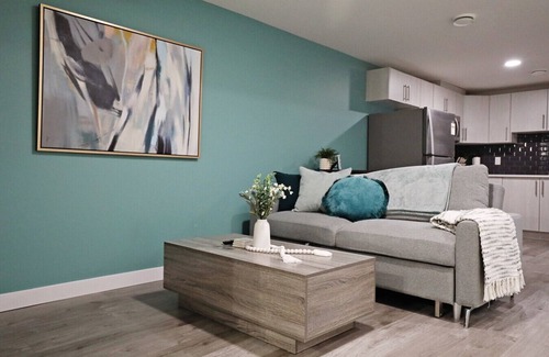 Southwest Edmonton Condo | Beautiful Suite King Bed|Long Stays|Disney|Airport