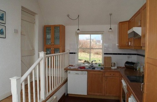 Claddaghduff Apartment | Beautiful thatched cottage. Walk to the beach and village