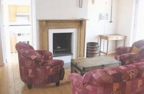 Claddaghduff Apartment | Beautiful thatched cottage. Walk to the beach and village