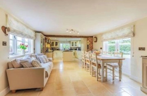 Swindon Cottage | Beautiful thatched country 4 Bedroom Cottage