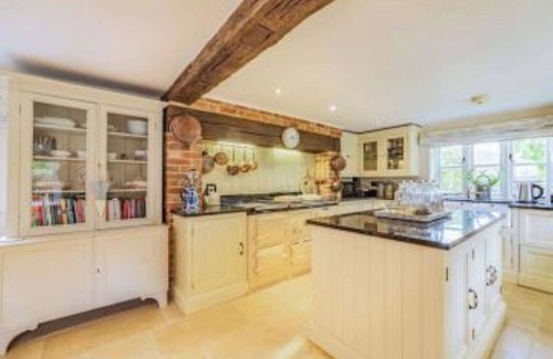 Swindon Cottage | Beautiful thatched country 4 Bedroom Cottage