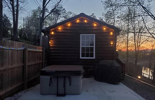 Dandridge Cabin | Beautiful Tiny Home log cabin on the lake - Perfect for a couples getaway!