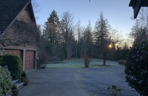 Chemainus House | Beautiful traditional family home and garden beside a lake