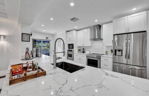Hollywood Lakes House | Beautiful Tropical Vacation House close to Beach