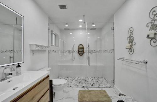 Hollywood Lakes House | Beautiful Tropical Vacation House close to Beach