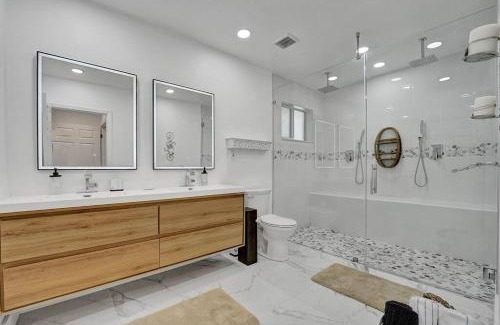 Hollywood Lakes House | Beautiful Tropical Vacation House close to Beach