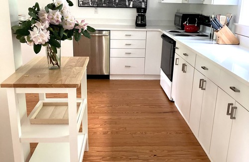 Salisbury Cottage | BEAUTIFUL TWIN LAKES RENTAL - Weekly or Seasonal Term Available