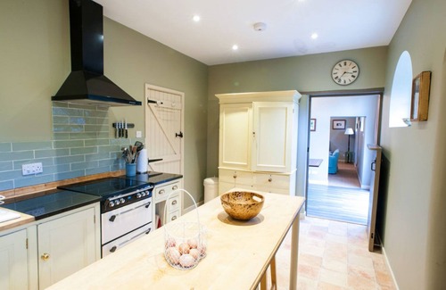 Flecknoe House | Beautiful two storey house set in a charming courtyard