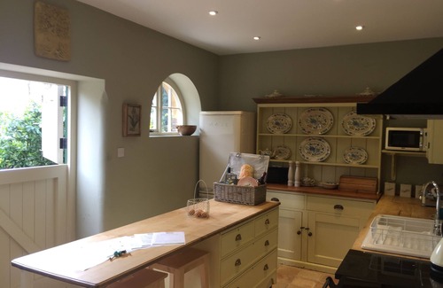 Flecknoe House | Beautiful two storey house set in a charming courtyard