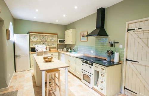 Flecknoe House | Beautiful two storey house set in a charming courtyard