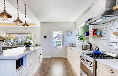 Constantia House | Beautiful Upper Constantia home with views