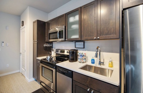 Powderhorn Apartment | Beautiful Uptown Studio@Super Fast WiFi@In-Unit W/D@Keurig + Coffee@Roku TV