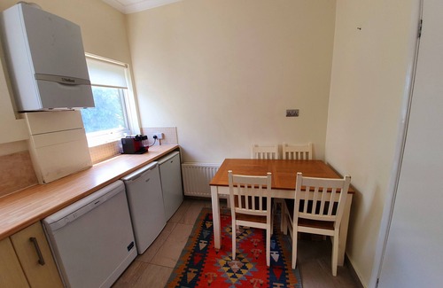 Wimbledon Apartment | Beautiful Victorian 1 bedroom conversion flat on a quiet leafy Wimbledon street.