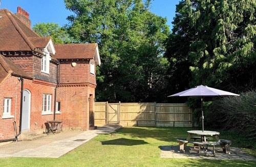 Epsom Cottage | Beautiful Victorian cottage in Ashtead easy access to London set in countryside