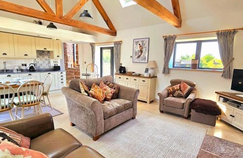 Billingsley House | Beautiful Views Historic 16th Cent Barn Conversion Pass the Keys