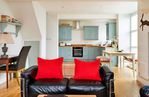 Monmouth House | Beautiful villa for 4 people with WIFI, pets allowed and parking