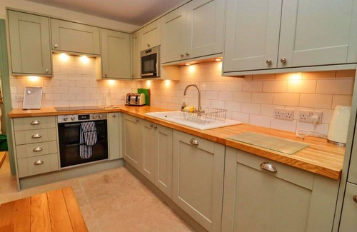 Little Rissington House | Beautiful villa for 6 guests with WIFI, hot tub, pets allowed and parking