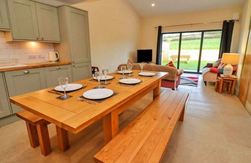 Little Rissington House | Beautiful villa for 6 guests with WIFI, hot tub, pets allowed and parking