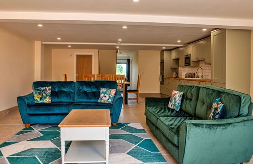 Little Rissington House | Beautiful villa for 8 people with hot tub, WIFI, pets allowed and parking