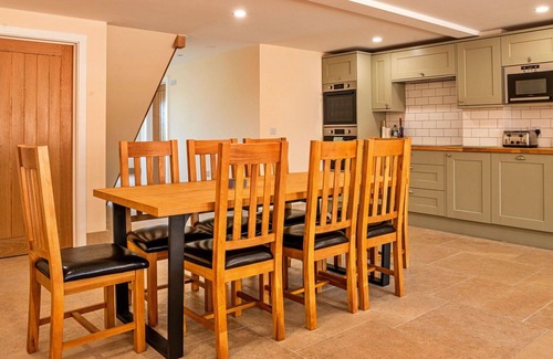Little Rissington House | Beautiful villa for 8 people with hot tub, WIFI, pets allowed and parking