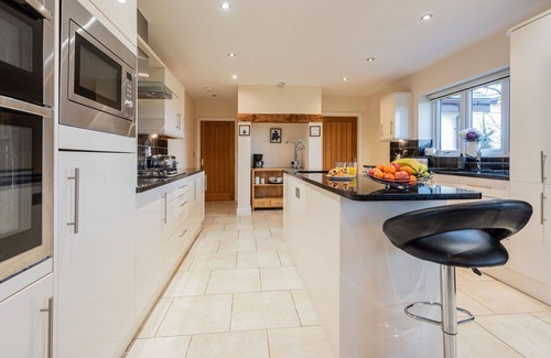 Holywell House | Beautiful villa for 14 people with WIFI and parking