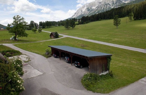 Ramsau am Dachstein Villa | Beautiful villa for 4 guests with WIFI, TV, balcony, pets allowed and parking