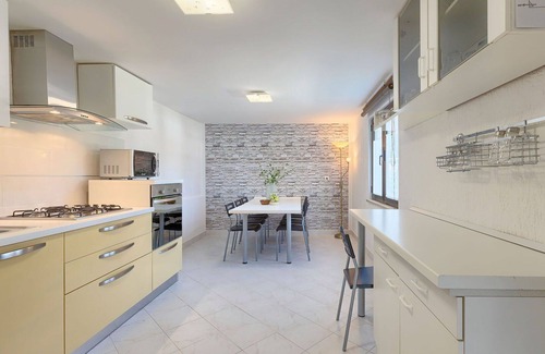 Muzini House | Beautiful villa for 7 people with A/C, WIFI, private pool, terrace, pets allowed and parking