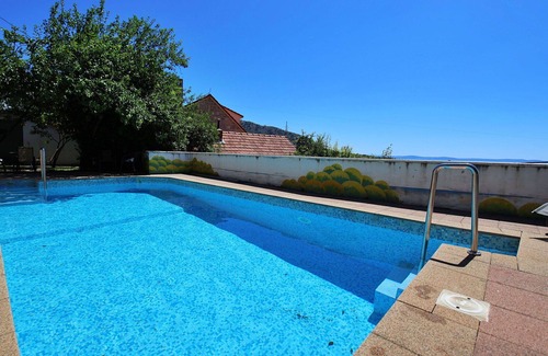 Zrnovnica House | Beautiful villa for 8 people with WIFI, A/C, private pool, TV, terrace, panoramic view and park.