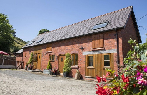 Llangollen House | Beautiful villa for 2 guests with WIFI, TV, pets allowed and parking