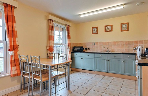Church Stretton House | Beautiful villa for 4 guests with WIFI, TV, pets allowed and parking