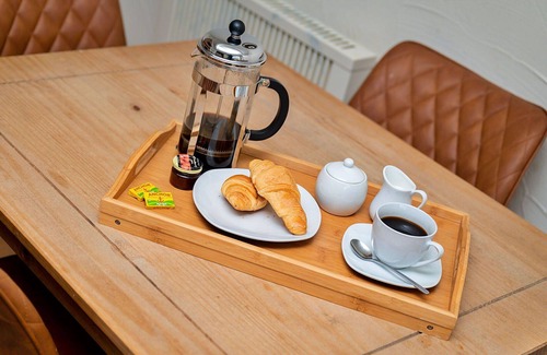 Thirsk House | Beautiful villa for 4 guests with pool, WIFI, hot tub, terrace, pets allowed and parking