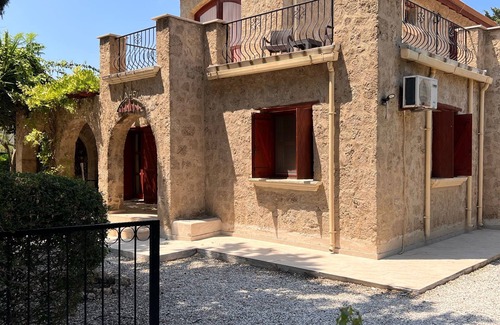 Karsiyaka Villa | Beautiful Villa, large private rear garden with pool, games room and free wifi