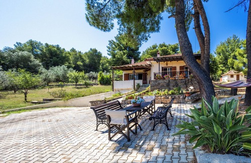 Lokroi House | Beautiful Villa near the beach for family and groups- Mikrovivos Country House