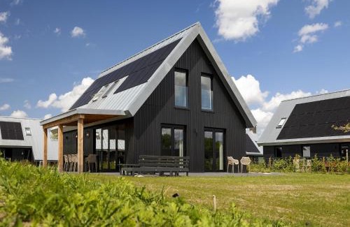 Sint Nicolaasga Villa | Beautiful villa on the water in Friesland