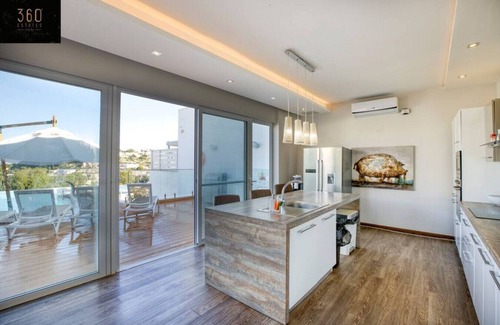 Santa Maria Estate House | Beautiful villa with views, indoor/outdoor Pool !