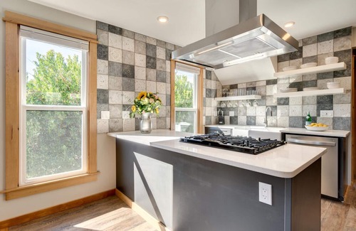 Sellwood-Moreland Apartment | Beautiful Vintage 2 Bdrm Sellwood Apt Near Dining, Shopping & River Recreation