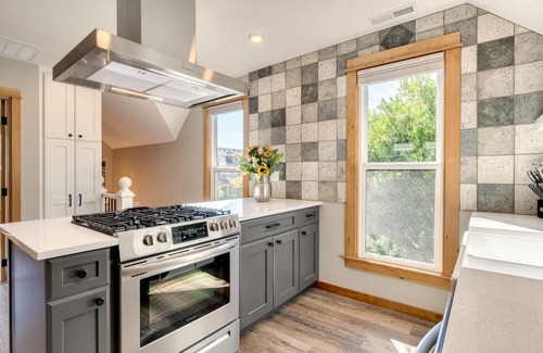 Sellwood-Moreland Apartment | Beautiful Vintage 2 Bdrm Sellwood Apt Near Dining, Shopping & River Recreation
