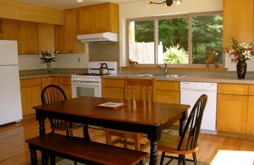 Butte House | Beautiful, Warm & Welcoming-Redwoods, River, Beaches-includes Hot tub