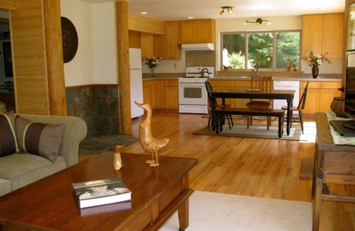 Butte House | Beautiful, Warm & Welcoming-Redwoods, River, Beaches-includes Hot tub