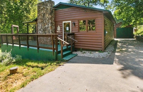 Pearisburg Cabin | Beautiful water front cabin in charming Pearisburg with all amenities.