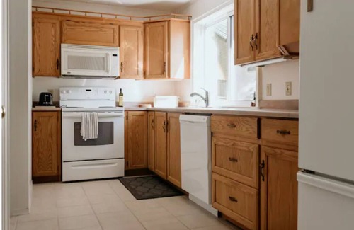 Bala Cottage | Beautiful waterfront cottage BnB nestled in the heart of Muskoka!