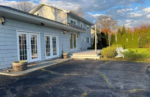 Fairfield House | Beautiful Waterfront home in the amazing Black Rock Area!